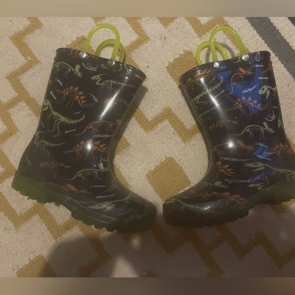 Boys 9/10 members mark light up dinosaur rain boots